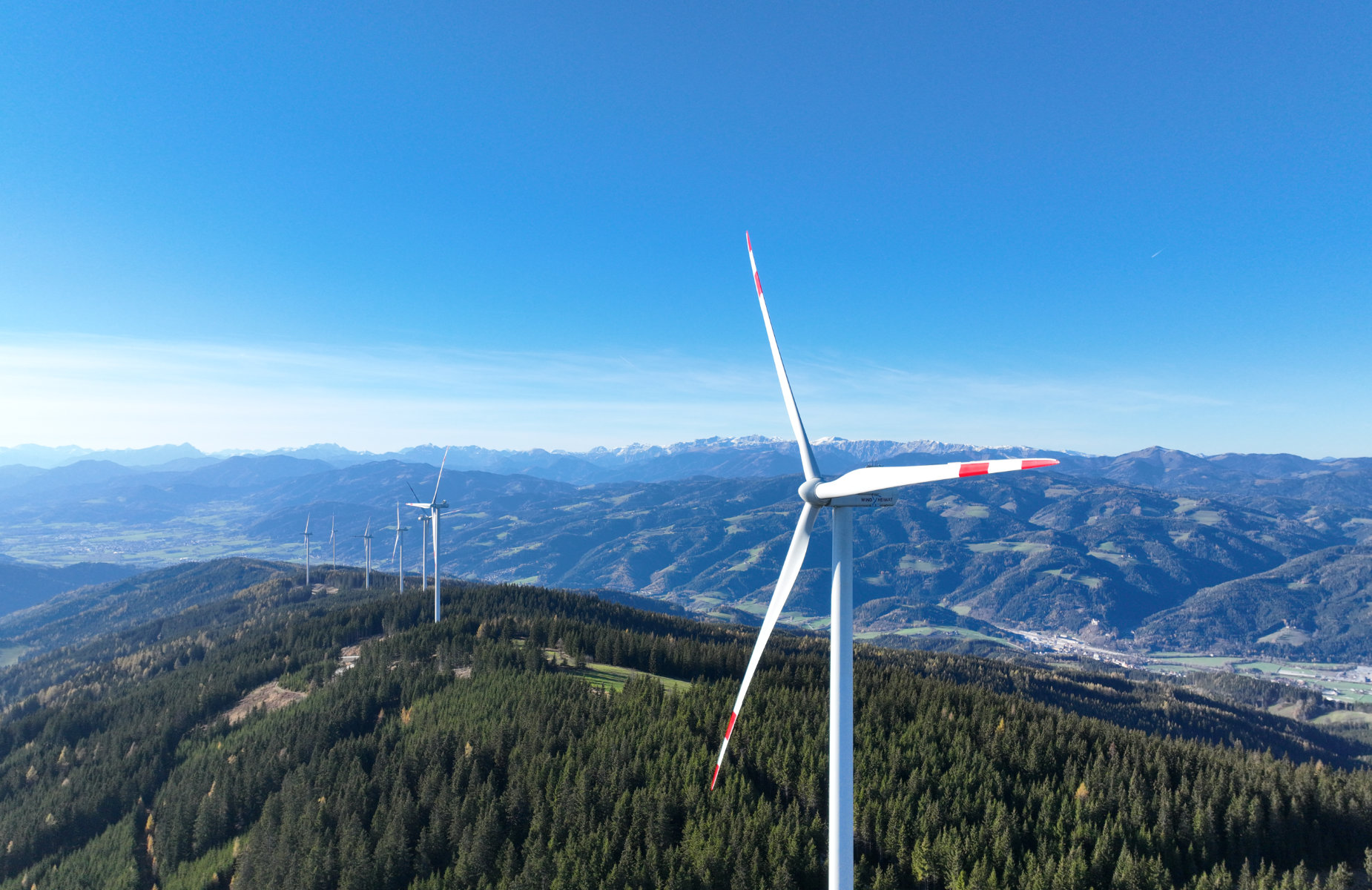 Mehrere Windräder stehen am Kamm der Mürztaler Alpen.