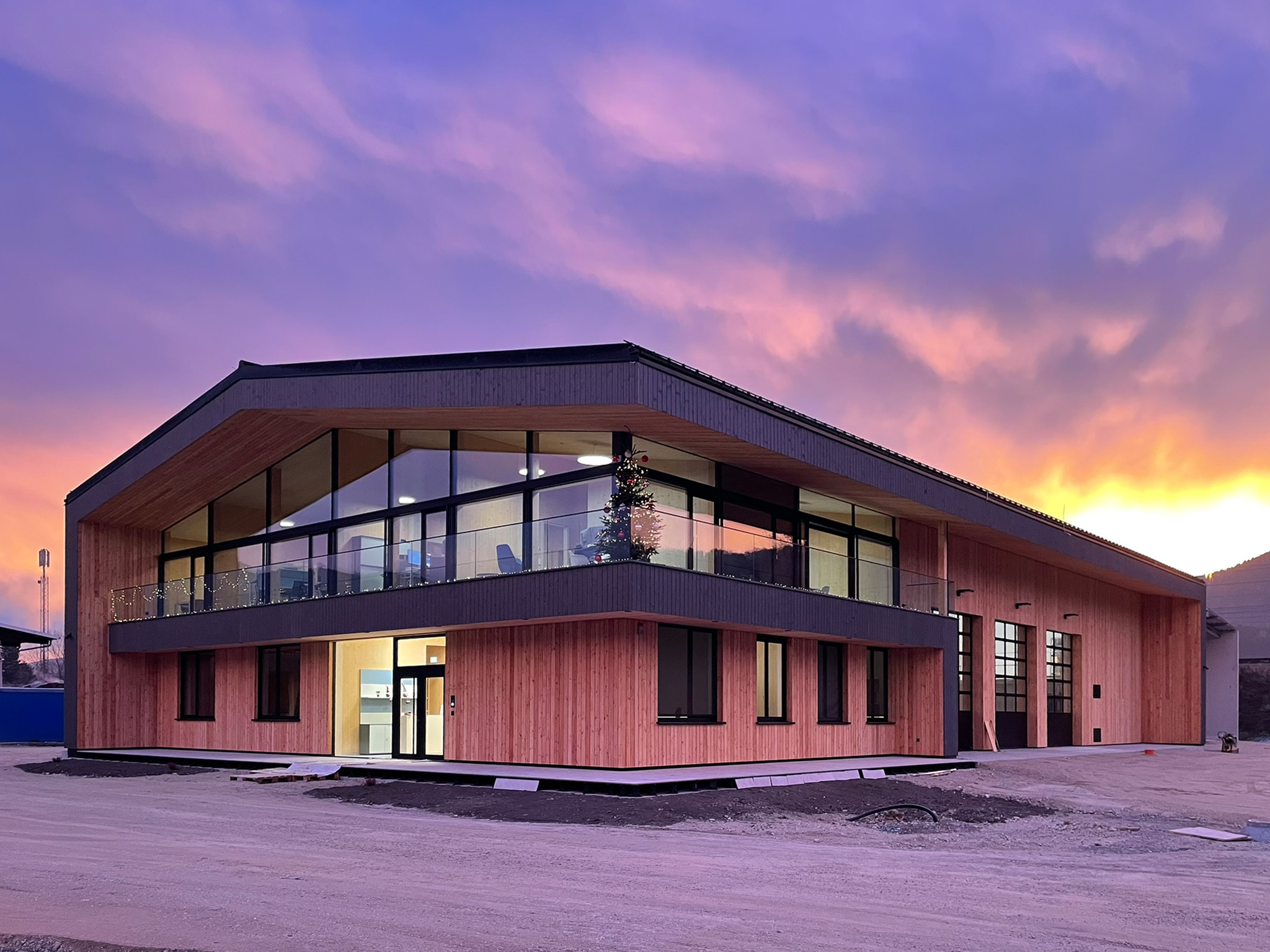 Außenansicht des Buerogebaeudes von Windeimat in Krieglach, moderne Holzarchitektur in stimmungsvollem Morgenlicht